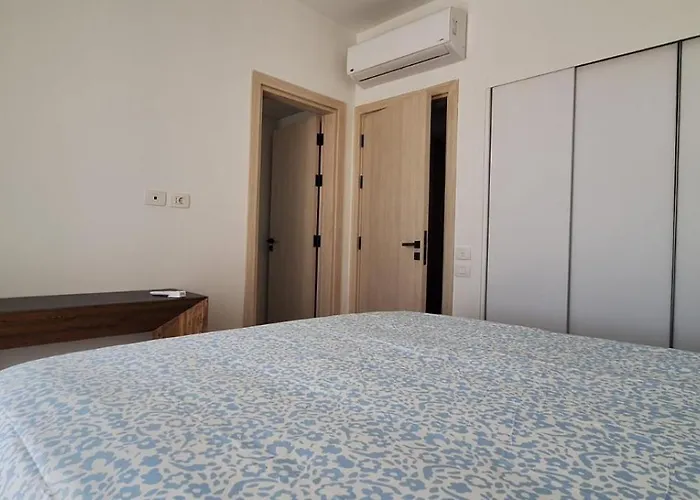 Daire Kamaran 2-bedroom Ground Floor, Sleeps 4-6 Persons *