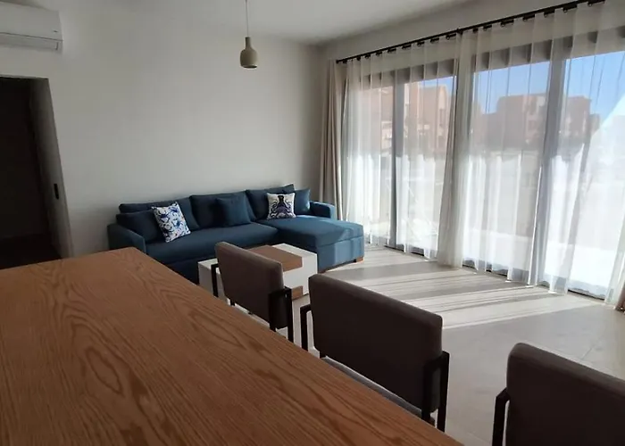 Daire Kamaran 2-bedroom Ground Floor, Sleeps 4-6 Persons *