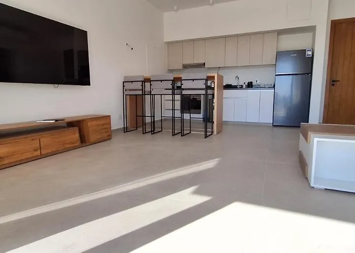 Daire Kamaran 2-bedroom Ground Floor, Sleeps 4-6 Persons *