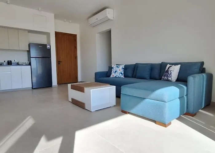 Daire Kamaran 2-bedroom Ground Floor, Sleeps 4-6 Persons *